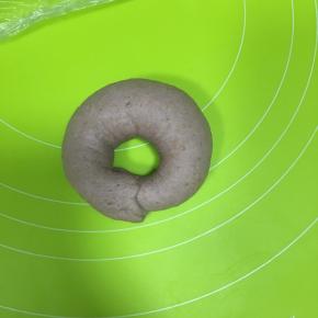 弯曲包裹好，然后盖上保鲜膜，进行发酵，25摄氏度左右，发酵30分钟