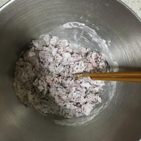 用筷子搅拌，搅拌成棉絮状