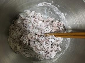 用筷子搅拌，搅拌成棉絮状