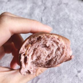 外脆里韧，很有嚼劲，浓浓的面包味儿,酒香与麦香萦绕的贝果，值得一试～