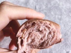 外脆里韧，很有嚼劲，浓浓的面包味儿,酒香与麦香萦绕的贝果，值得一试～