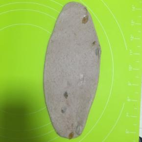 醒发好的面团擀成薄牛舌状
