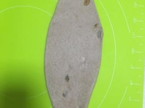 醒发好的面团擀成薄牛舌状