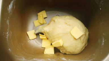 一个程序完成后，加入软化的黄油，再次启动lMix键和面15分钟，直到完全扩展阶段