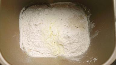 将所有材料除黄油外，按照液体粉类依次放入面包桶，启动揉面功能15分钟