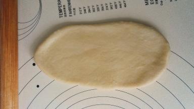 静置完后将面团擀成牛舌头状