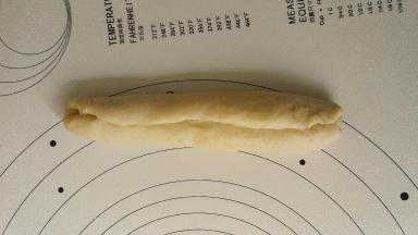 将两边往中间折好，结合处用手粘合好