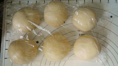 将面团分成6等份，滚圆后静置15分钟