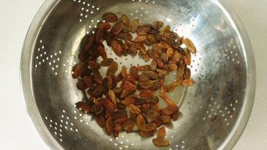 葡萄干洗干净，沥干水份备用，你也可以用朗姆酒泡软再沥干，我没有朗姆酒就用水泡的