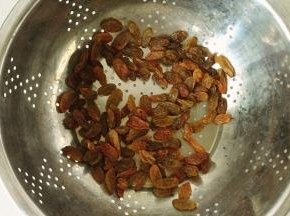 葡萄干洗干净，沥干水份备用，你也可以用朗姆酒泡软再沥干，我没有朗姆酒就用水泡的