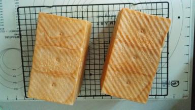 出炉后，震几下，倒扣在晾网上凉到还有点余温的时候用袋子密封装好。