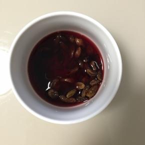 红酒倒入葡萄干内浸泡2小时以上，然后取出葡萄干沥干水分