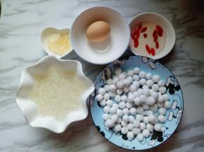 准备食材:枸杞洗干净，用冷水泡发。鸡蛋敲在碗里，用筷子打散。
