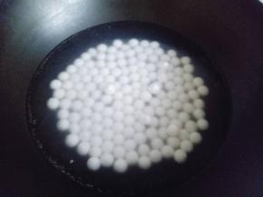 煮圆子:  锅中加入清水，大火烧开，倒入圆子，煮熟。
