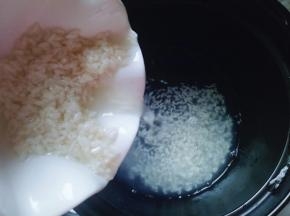 砂锅中加入水，再倒入酒酿。