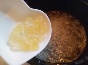 加入冰糖大火烧开。