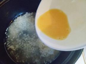 烧开后倒入蛋液，倒入蛋液后不要马上去搅拌。
