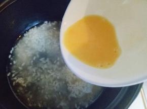 烧开后倒入蛋液，倒入蛋液后不要马上去搅拌。