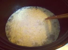 约1分钟再用筷子轻轻搅拌，这样蛋花会很细腻，一只草鸡蛋看起来很多蛋花。