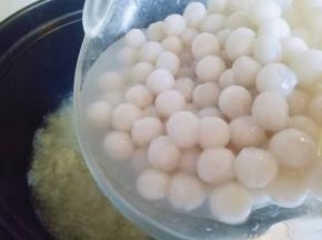 烧开后加入煮好的酒酿圆子。