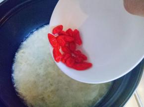 再加入泡发的枸杞，大火烧开。