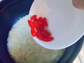 再加入泡发的枸杞，大火烧开。