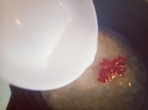 最后淀粉勾芡，(淀粉加入少量水化开)即可出锅。