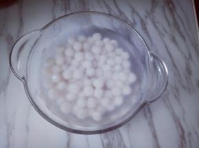 煮熟后捞出冷水冲洗，颗颗分明。