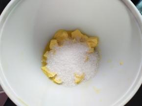 黄油软化，手指头能轻轻按下，加入细砂糖或者糖粉，进行打发，蓬松，同时预热烤箱中层180℃