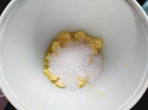 黄油软化，手指头能轻轻按下，加入细砂糖或者糖粉，进行打发，蓬松，同时预热烤箱中层180℃