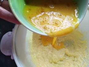 分3―4次加入鸡蛋液，每加入一次都要搅打均匀