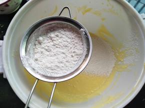把低筋面粉筛入