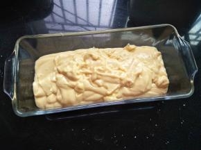 把蛋糕湖倒入法焙客模具里