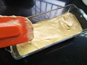 用刮刀刮两边高，中间低