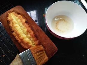 凉白开水加蜂蜜搅拌均匀，温热的时候刷在磅蛋糕上，底部和侧面多刷点