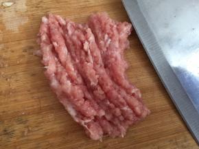 将猪肉剁成肉末