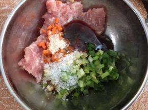 肉末中加入家乐鸡粉调味料、胡萝卜末、葱花、生抽、蚝油、芝麻香油