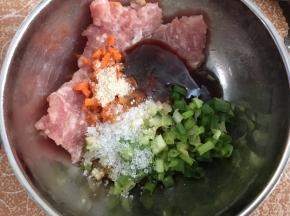 肉末中加入家乐鸡粉调味料、胡萝卜末、葱花、生抽、蚝油、芝麻香油