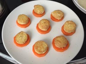 再将腌制好的肉泥捏成小球形放在日本豆腐上