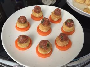 再将腌制好的肉泥捏成小球形放在日本豆腐上