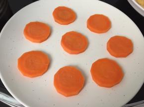然后将胡萝卜片放入盘里