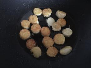 翻面煎至表面金黄即可