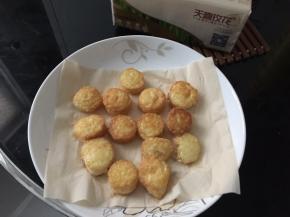 捞起放入纸巾吸去多余油份