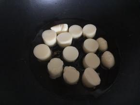 锅里热油后放入切块的日本豆腐煎炸