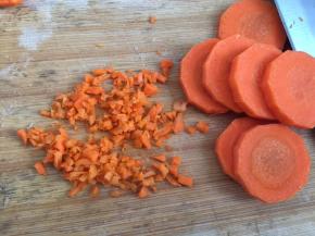 胡萝卜切成末和切成薄片