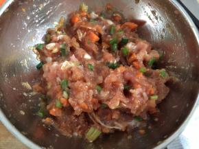 沿同一个方向搅拌均匀上劲后盖上保鲜膜放入冰箱冷藏半小时