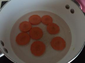 锅里加入适量清水煮沸后放入胡萝卜片焯一下