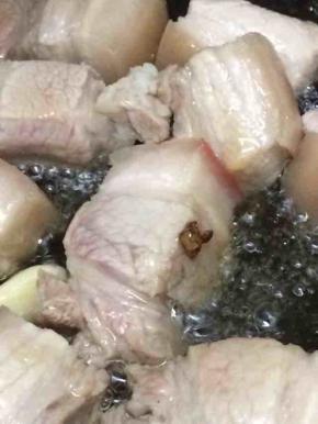 在将五花肉加入翻炒均匀，让毎块五花肉都裹上糖浆