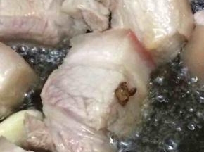 在将五花肉加入翻炒均匀，让毎块五花肉都裹上糖浆