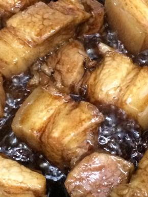 翻炒均匀，让每块肉都沾上颜色